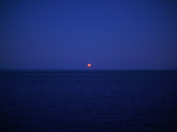 Luna rossa su mare blu