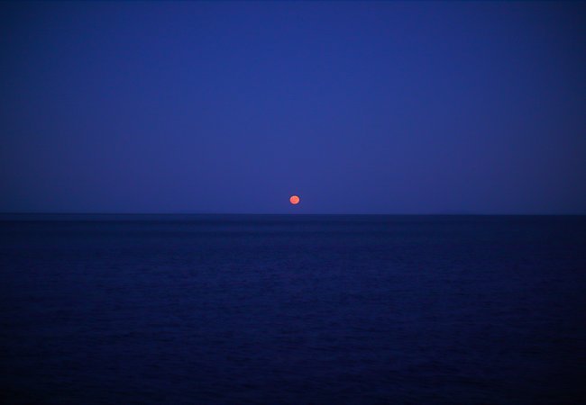 Luna rossa su mare blu